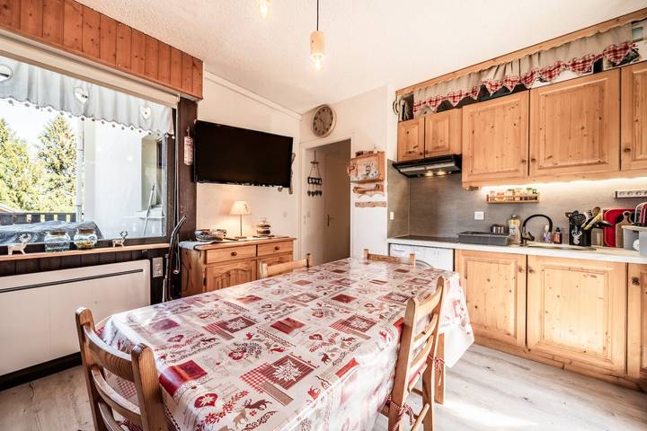Hel lägenhet, Alpine Escape Apartment, Ski, Lake Geneva View – Private Terrace & Wi-Fi in Thollon-les-Mémises, Thonon-les-Bains region