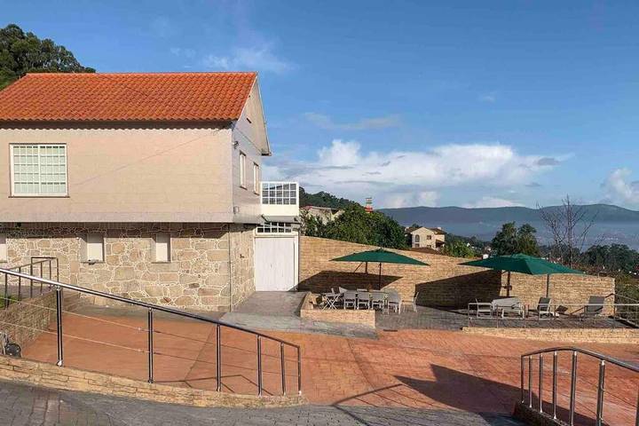 Apartamento para 12 personas, con Balcón y Terraza además de Jardín y Vistas en Marín