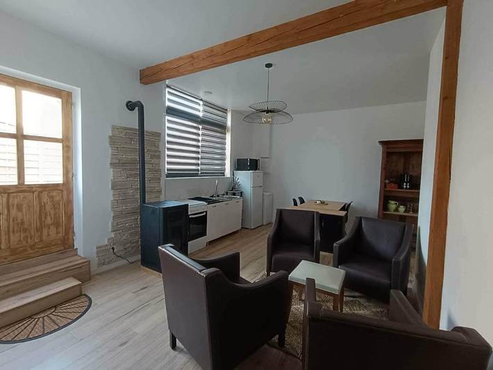 Location de vacances pour 4 personnes, avec Terrasse ainsi que Jardin et Piscine à Magnien