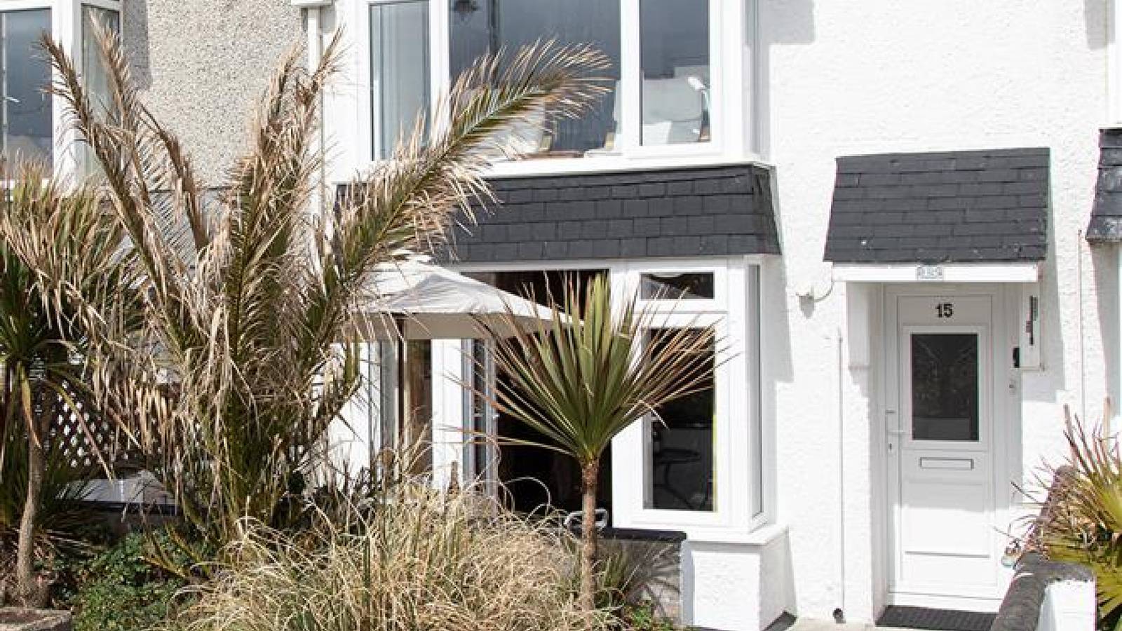 Seaspray, a mid terrace cottage situated in the attractive seaside town of Penzance in Penzance, Cornouailles