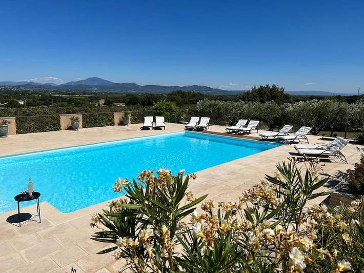 Location de vacances pour 10 personnes, avec Terrasse et Jacuzzi ainsi que Jardin et Piscine à Lagarde-Paréol