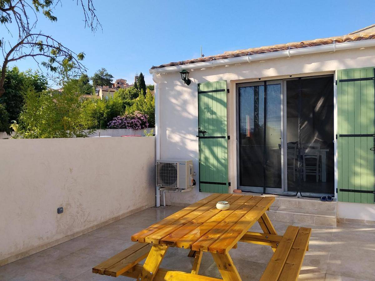 Maisonnette climatisée avec terrasse Jusqu à 4 pers Sous l'Amandier in Pourrières, Région de Brignoles