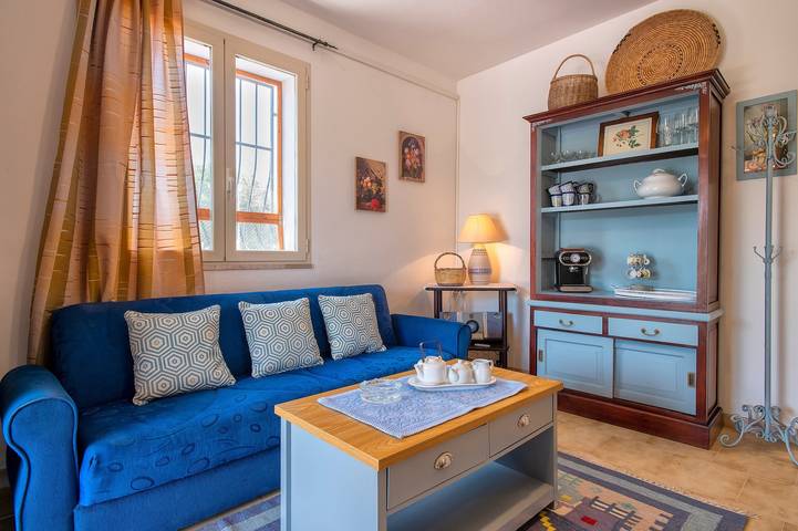 Chalet 'La Valle Degli Ulivi' con Vista Montagna, Wi-Fi e Aria Condizionata in Sorso, Provincia di Sassari