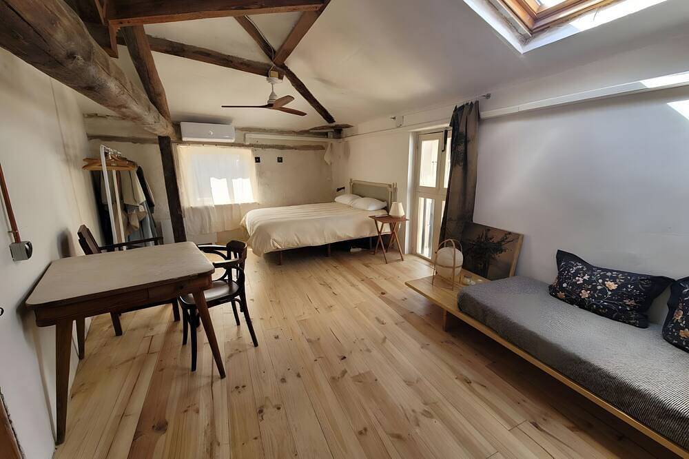 Unique House with Shared Patio, Pool, Wi-Fi and Air Conditioning in Candeleda, Valle del Tiétar