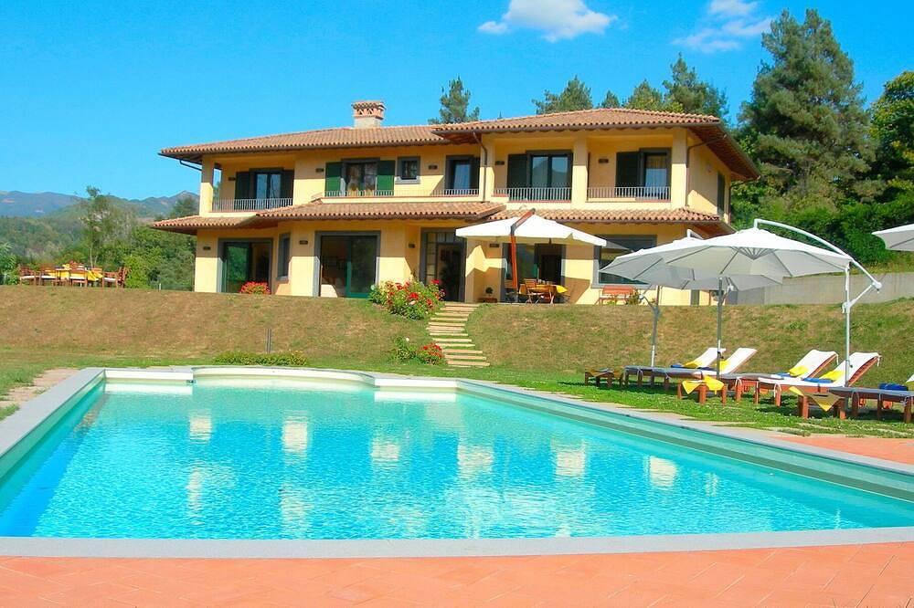 Schitterend vrijstaand vakantiehuis met Wifi, jacuzzi, privé zwembad, Tv, patio en panorama in Castelnuovo di Garfagnana, Garfagnana