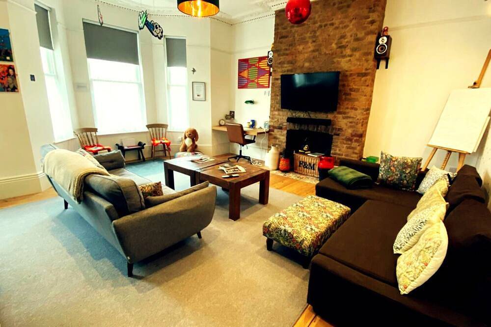 Entire apartment, Church Retreat - Magnificent Seaside Apartment. Award Winning! in Hastings, East Sussex