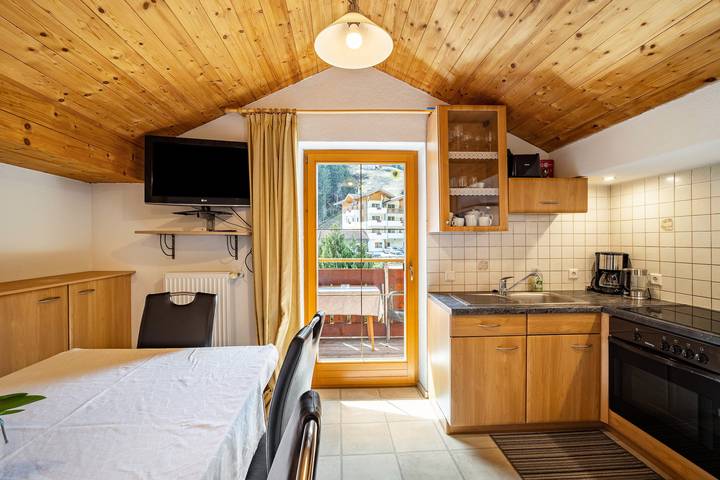 Entire apartment, Apartment 'Gartnerhof Sonnenblume' with Mountain View, Shared Garden and Wi-Fi in Stubai Alps, Brenner