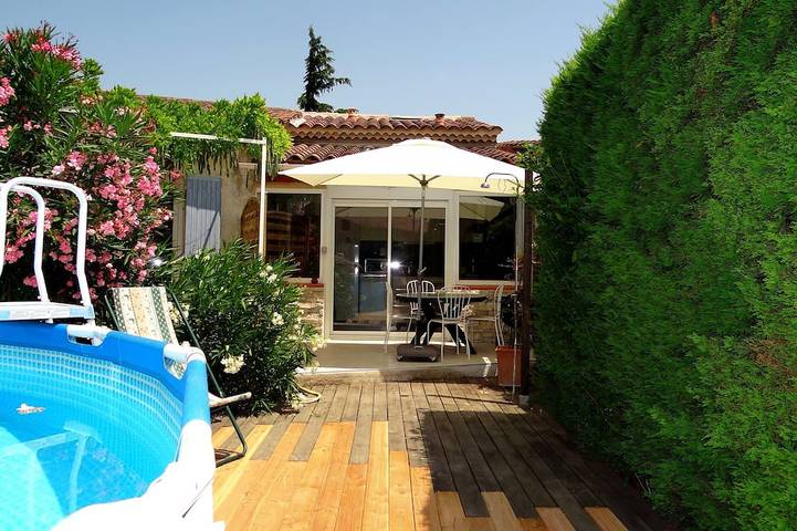 Appartement de vacances pour 4 personnes, avec terrasse ainsi que jardin et piscine