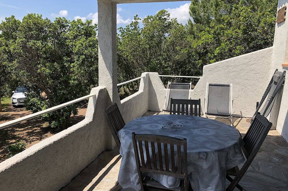 Detached house with 2 bedrooms, beautiful sea view and closed garden. in Fautea, Zonza