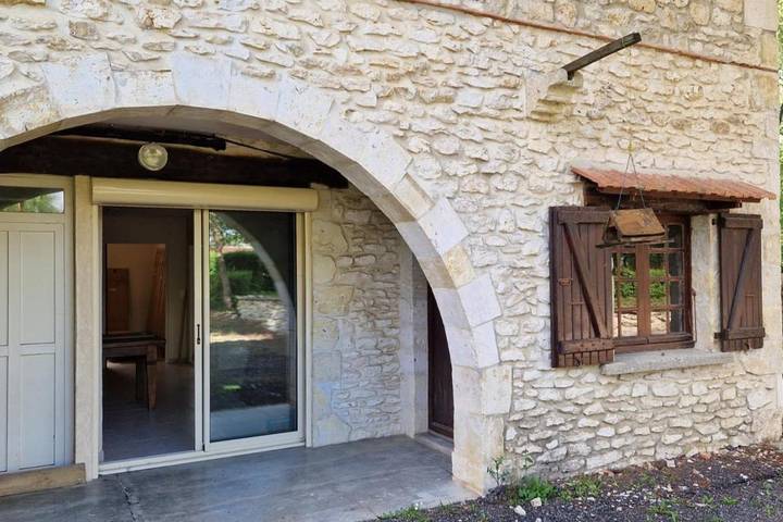 Gîte pour 5 personnes, avec jardin ainsi que piscine et terrasse à Ayguetinte