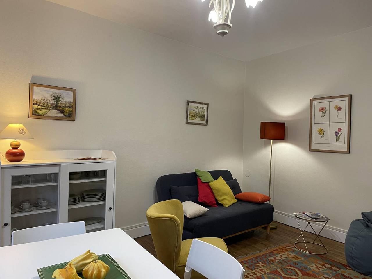 Ganze Wohnung, Lichtdurchflutetes Apartment mit Balkon in zentraler Lage, Parkplatz und modernen Annehmlichkeiten in Moulins, Allier