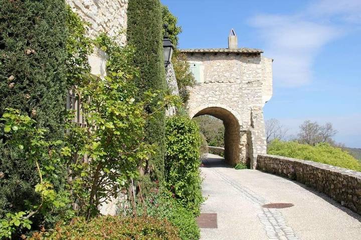 Gîte pour 6 personnes, avec Terrasse ainsi que Jardin et Vue à Savasse - 2
