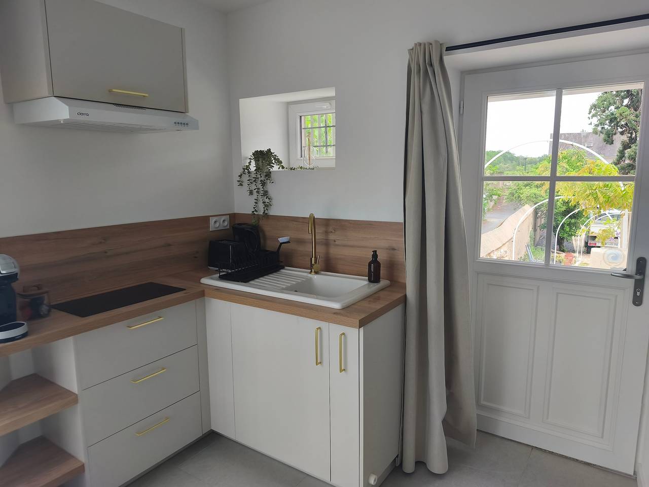 Appartement entier, Gite "La Glycine" 2 personnes avec piscine accessible et chauffée de mi mai à septembre in Veuves, Région de Blois