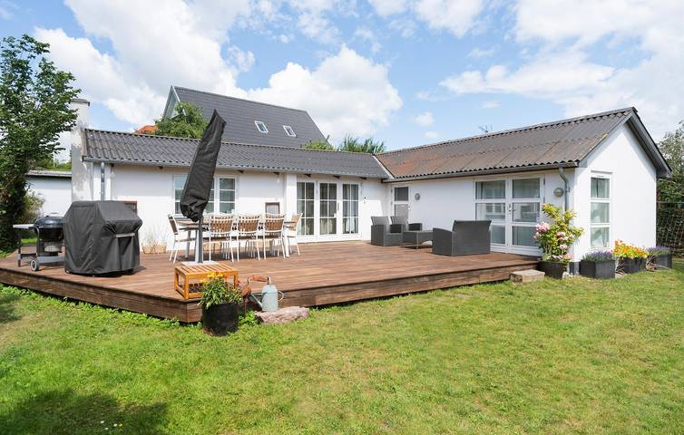 Ferieudlejning for 5 personer, med Terrasse og Have samt Udsigt i Faxe Ladeplads