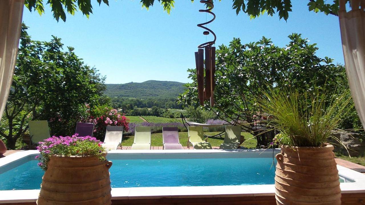 Magnifique Villa Terrasse, Jardin paysagé, Piscine, Spa et Sauna privé in Chauzon, Ardèche