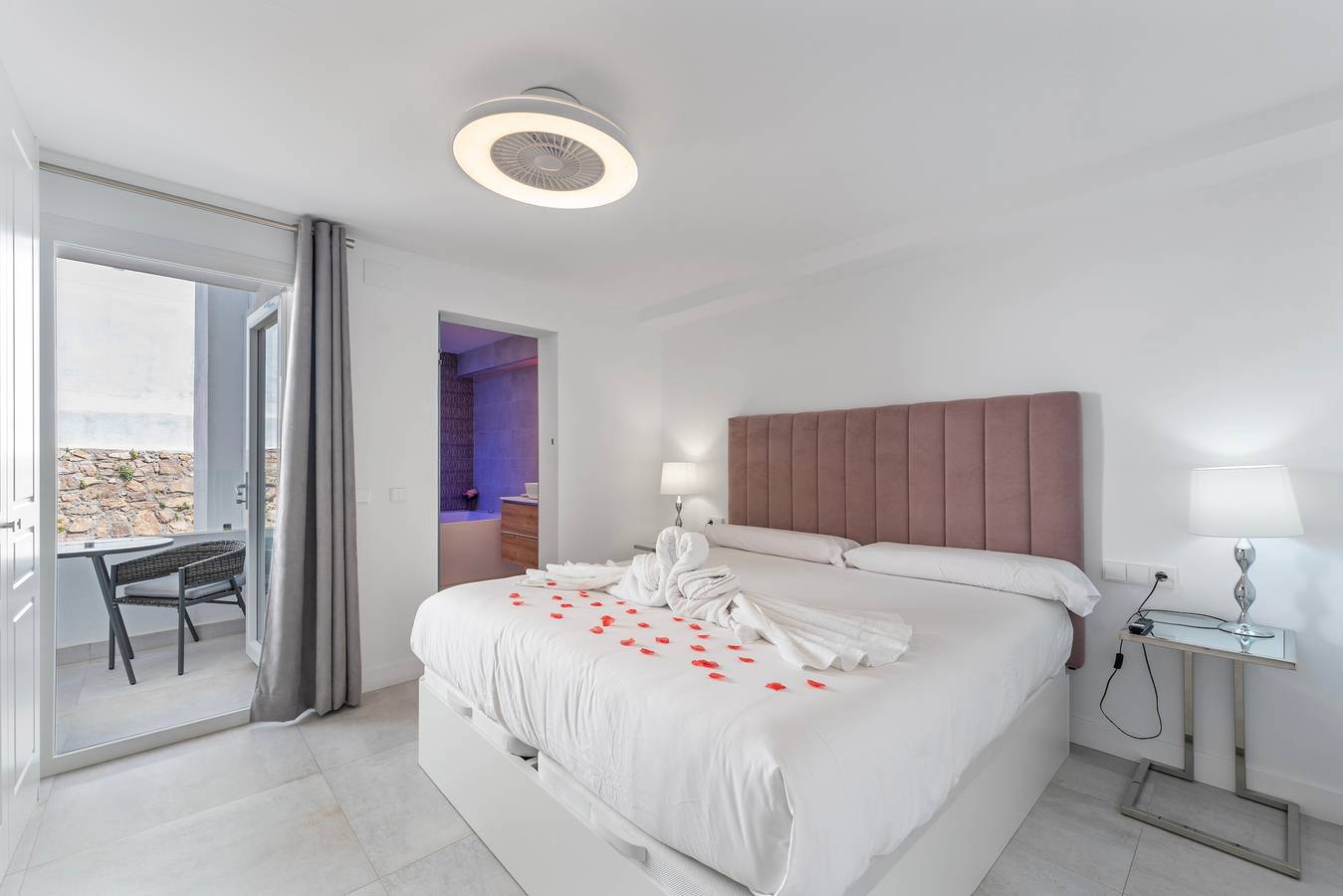 Zimmer Luna mit Doppel-Whirlpool-Badewanne in Carratraca, Málaga Provinz
