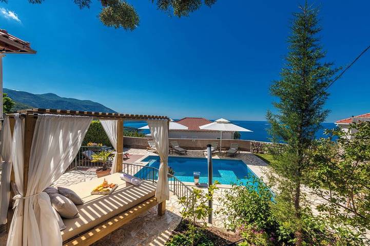 Villa for 6 people, with balcony and garden in Mlini