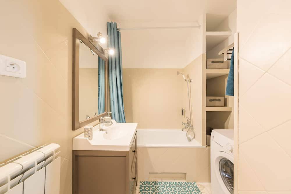 Entire apartment, Appart \"les Elfes\" T2 - 3 - 200 m de la Plage in Le Pradet, Toulon region