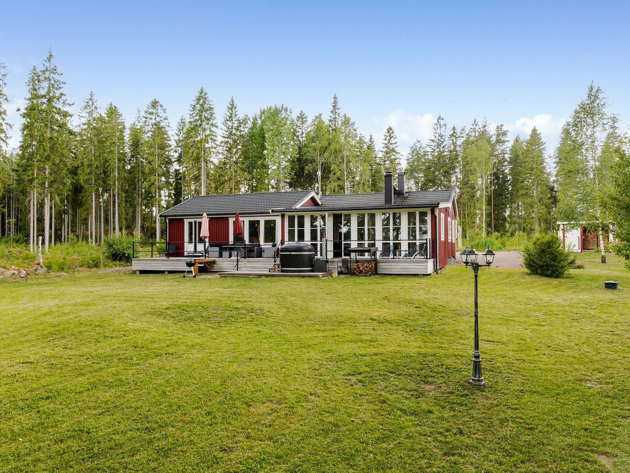 Hus för 10 Personer, med bastu samt terass och sjöutsikt och trädgård
