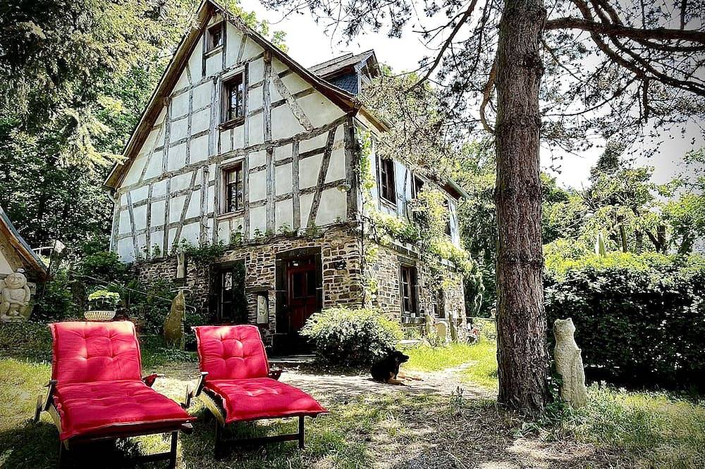 Außergewöhnliches Bruchstein-Fachwerkhaus in direkter Moselnähe in Mörz (Münstermaifeld), Münstermaifeld