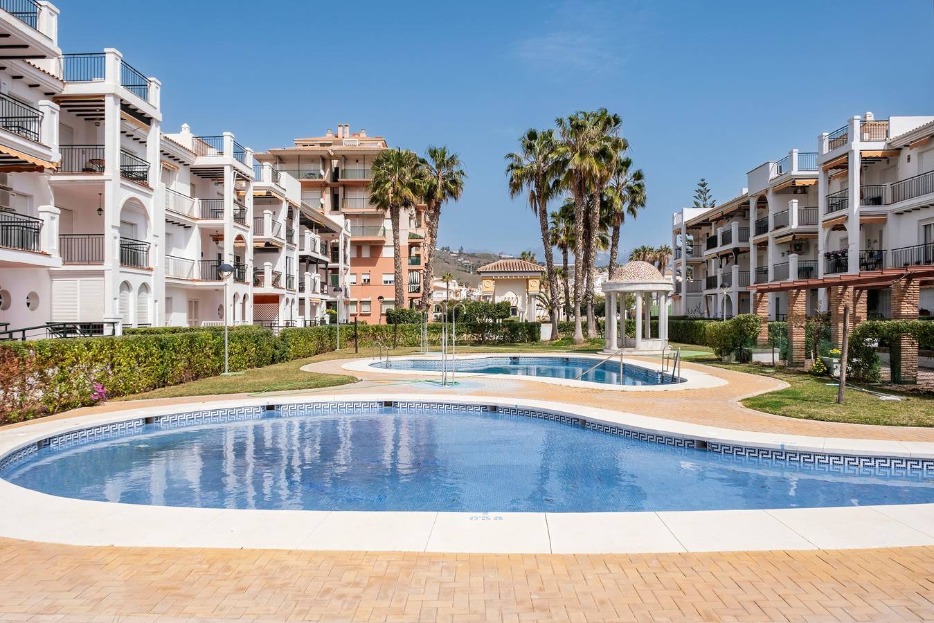 Apartamento entero, Apartamento 'Beachfront Apt Torrox Costa' con vistas al mar, Wi-Fi y aire acondicionado. in Torrox Costa, Torrox