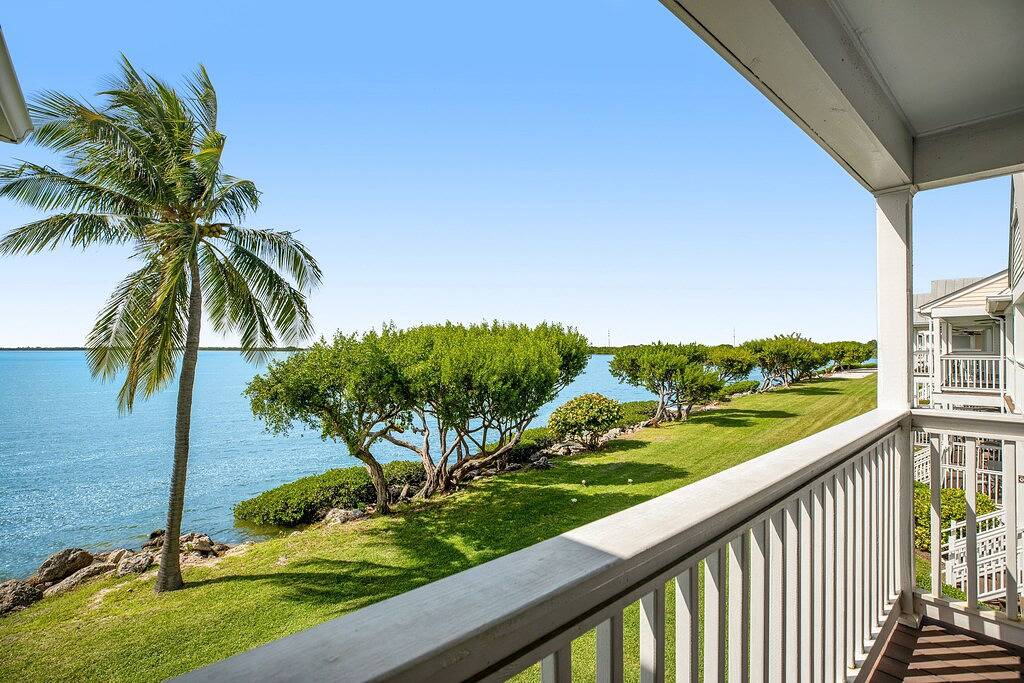 Waterfront retreat with balcony views, kayak, Sup, central Ac & washer/dryer in Duck Key, Monroe County