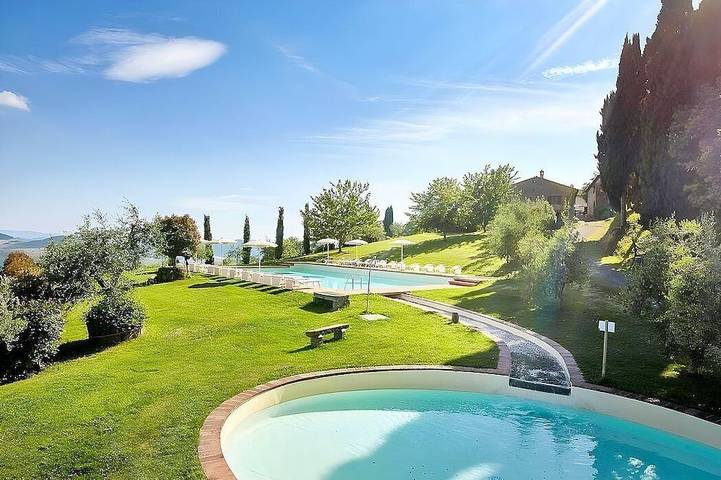 Agriturismo per 8 persone, con giardino e piscina, con animali domestici in Gambassi Terme