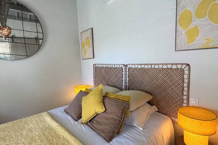 Gîte pour 2 personnes, avec piscine ainsi que jardin et terrasse à Lagnes - 2