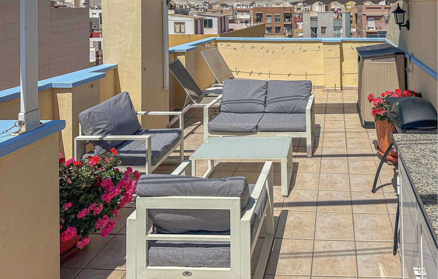 Apartamento vacacional entero, Terraza junto a la playa: Apartamento de 65 m2 con aire acondicionado, congelador e Internet in Santiago Bernabeu, Santa Pola