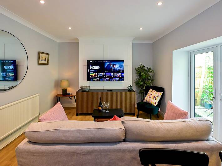 Last minute apartment for 2 people, with Garden in Cardiff