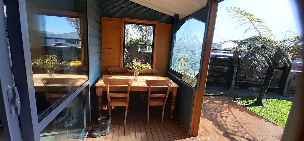 Seaside, on bike trail with free fibre and streaming. Double glazed comfort.\n in West Coast (Neuseeland)