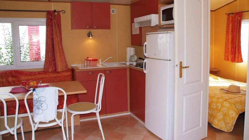 Mobil home pour 8 personnes, avec piscine ainsi que terrasse et vue à Saint-Auban - 4