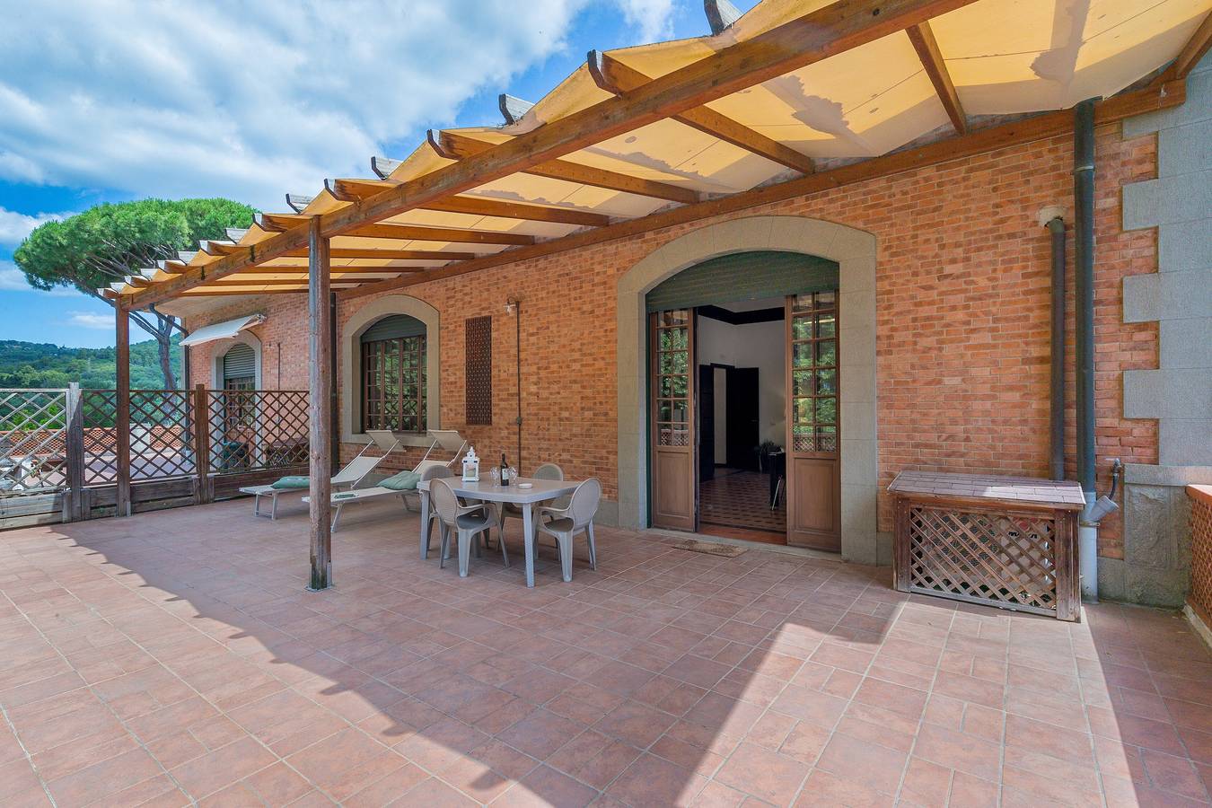 Appartamento intero, Appartamento 'I Tigli - Pervinca' con piscina condivisa, Wi-Fi e aria condizionata in Campiglia Marittima, Costa degli Etruschi