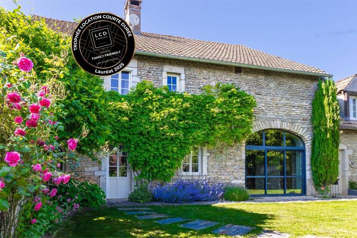 Location de vacances pour 10 personnes, avec Terrasse et Jardin ainsi que Sauna et Vue à Montceau-et-Écharnant