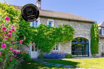 Gîte pour 10 personnes, avec vue ainsi que jardin et sauna à Montceau-et-Écharnant