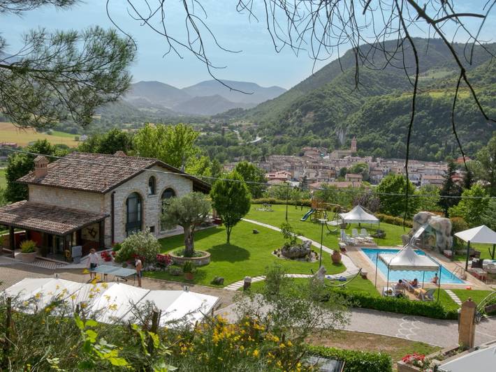 Casa vacanza per 6 persone, con giardino e piscina nonché terrazza, adatto a famiglie con bambini a Cagli