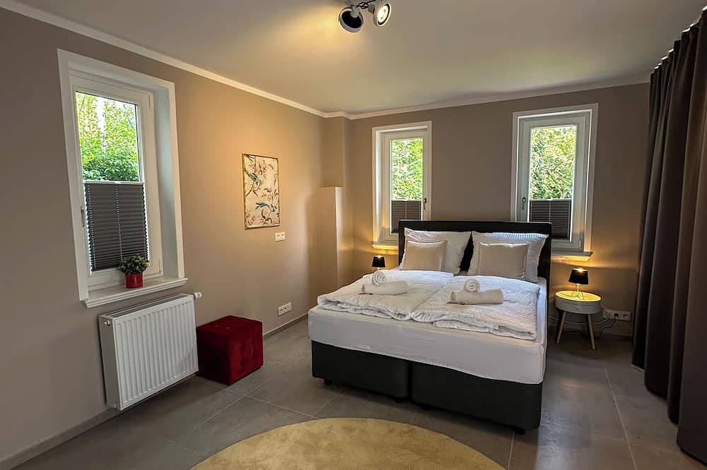 Ganze Wohnung, Uferresidenz: Altbau-Juwel am Küstenkanal mit Terrasse & Garten in Oldenburg, Nordseeküste