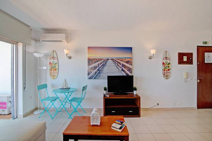 Entire apartment, Apartment Vista Mar 4ºe on the Beach with Sea View, A/C & Balcony in Armação de Pêra (costa), Armação de Pera