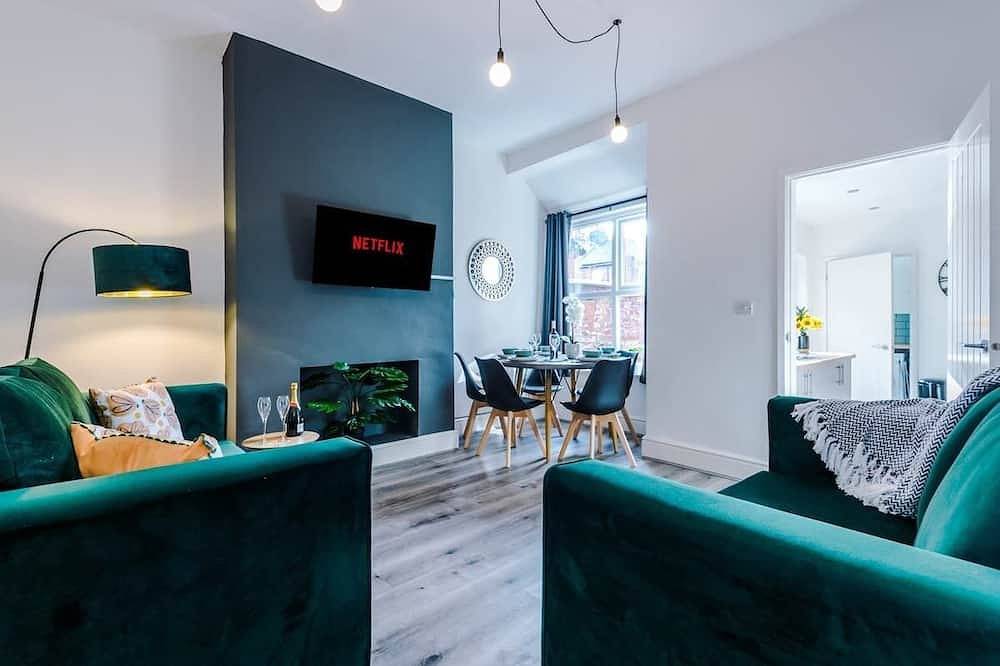 Modern home, ideal for business & groups, sleeps 7 in Crewe, Cheshire East