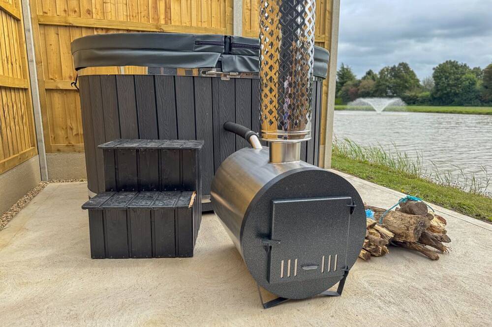 Luxury Glamping Pod over Fishing Lake in Boston (Lincolnshire), Lincolnshire