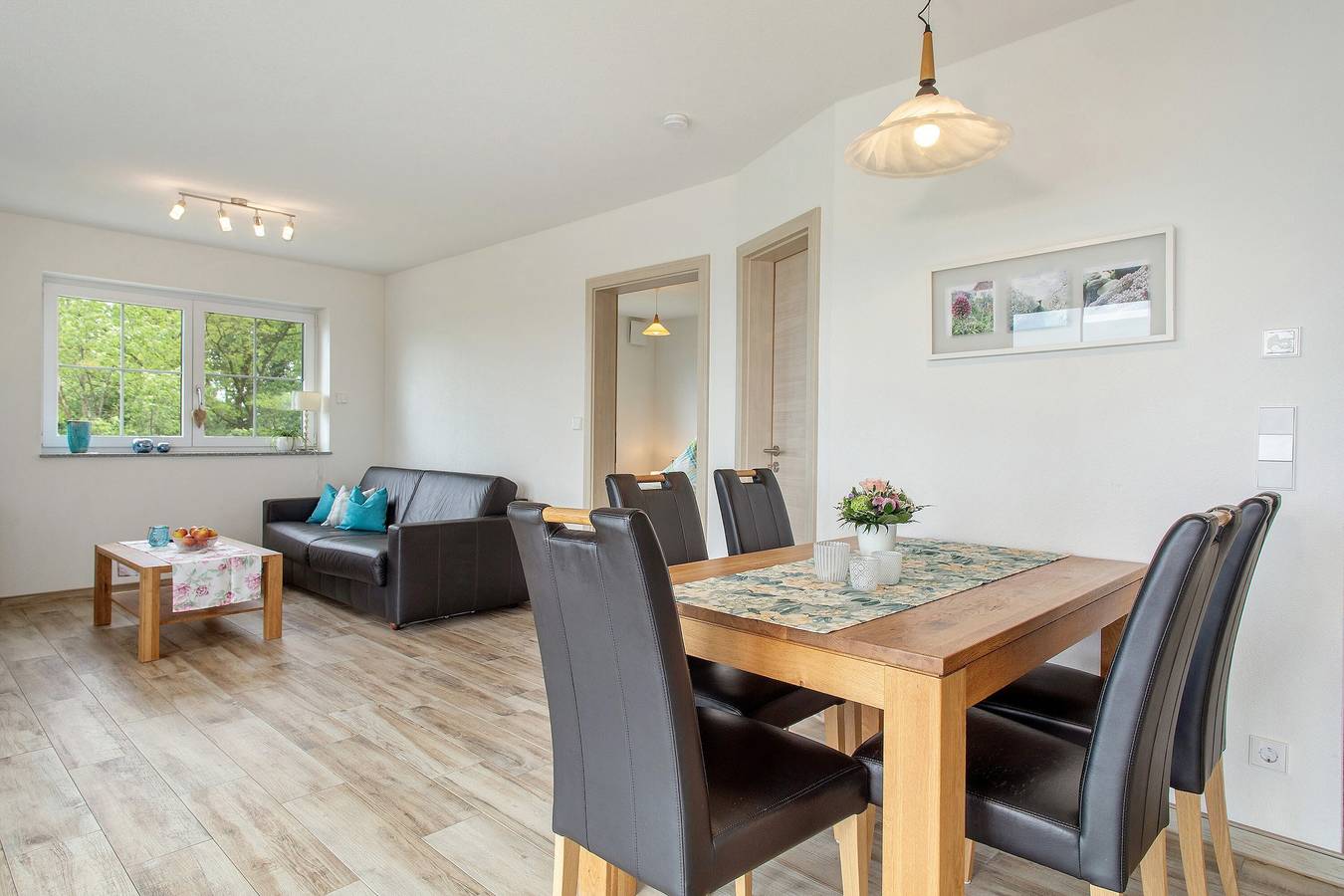 Ganze Wohnung, Ferienwohnung 'Bergblick' mit privatem Balkon, Gemeinschaftsgarten und Wi-Fi in Friedrichshafen, Region Bodensee-Oberschwaben
