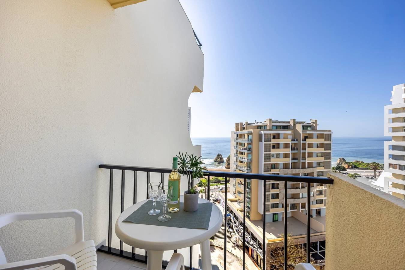 Ganze Wohnung, Skyline Haven Algarve – Portimão: Meerblick, Balkon & Wlan in Praia da Rocha, Portimão