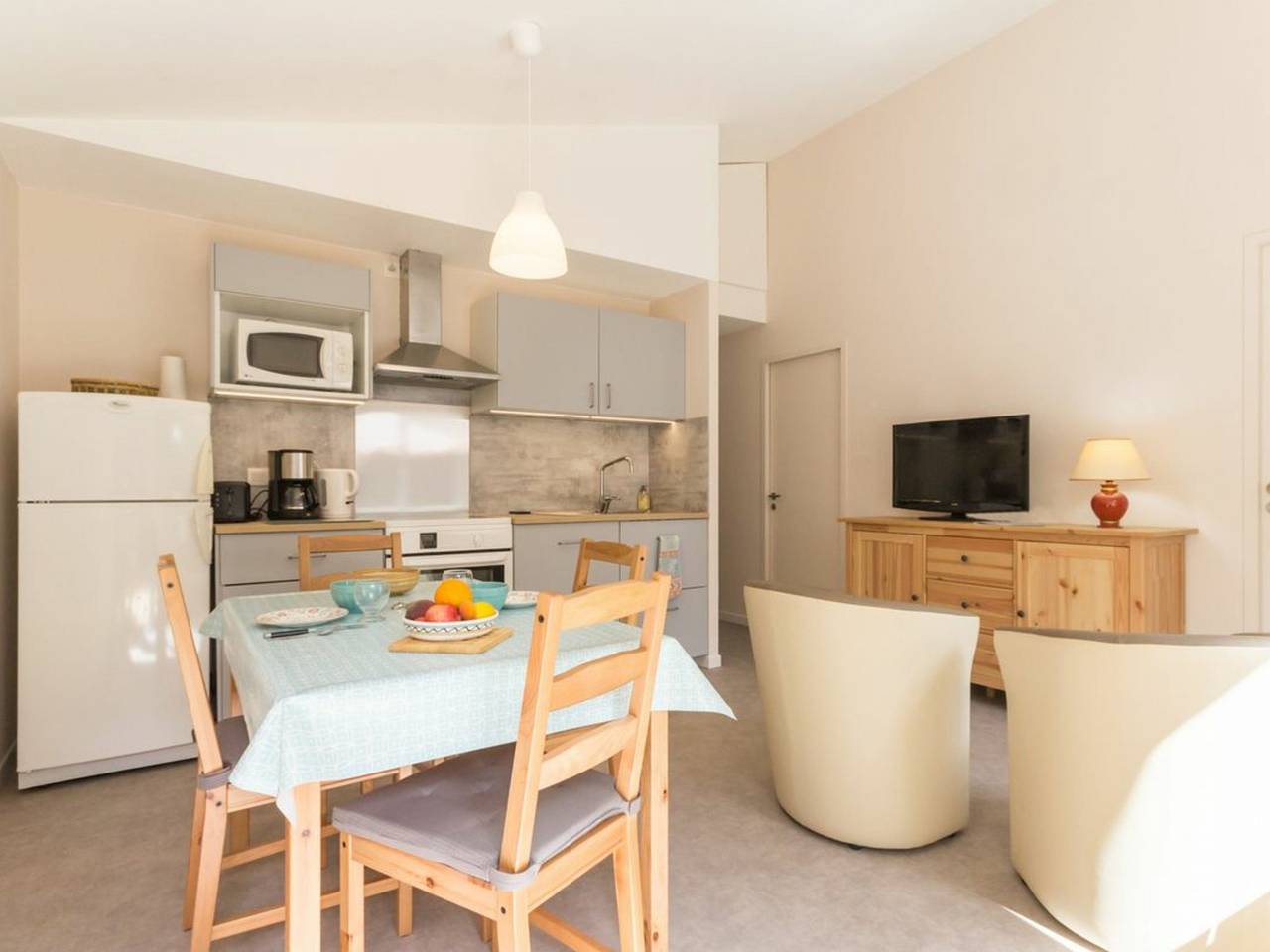 Charming House near Nantes with Private Garden, Terrace, and Modern Amenities in Vertou, Nantes region