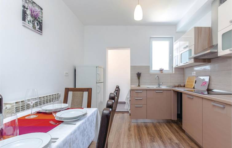 Ganze Ferienwohnung, Gemütliches Apartment mit Meerblick, Terrasse, WLAN und Parkplatz – 700 m vom Strand entfernt in Crikvenica, Primorje-Gorski Kotar