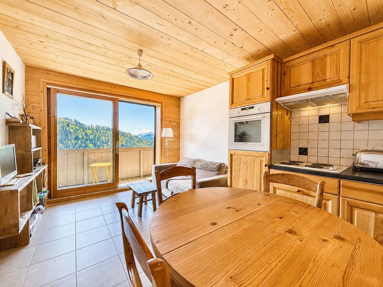 Apartamento entero, Apartamento encantador con vista al Mont Charvin y aparcamiento in Notre-Dame-de-Bellecombe, Albertville region