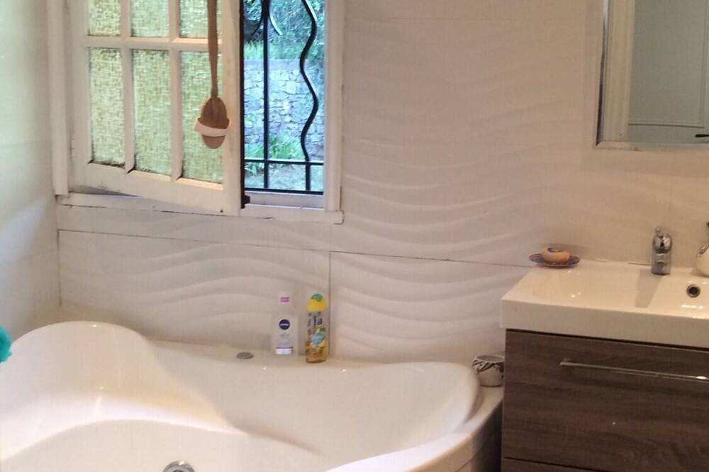 Second floor of villa with garden Côte d'Azur (Grasse) in Grasse, Cannes und Umgebung