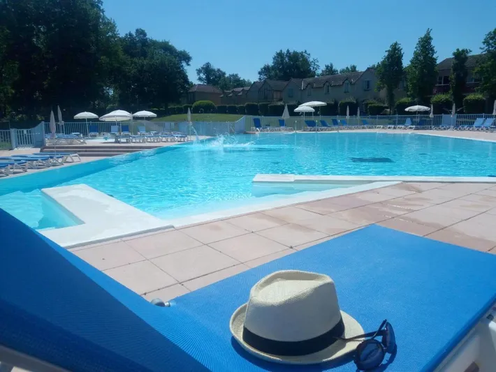 Aparthotel para 5 personas, con jardín además de piscina y jacuzzi - 1