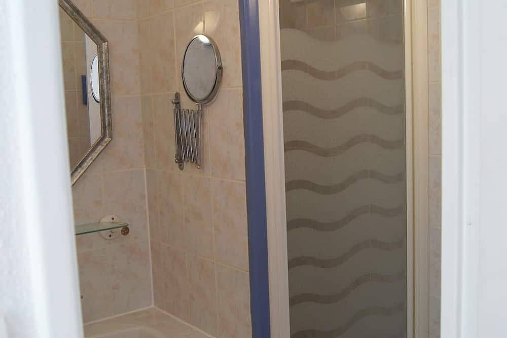Appartement entier, Lara 6 - Grand T2 rez-de-jardin et terrasse ombragés Loggia  Wc indép Parking in Cap d'Agde, Agde