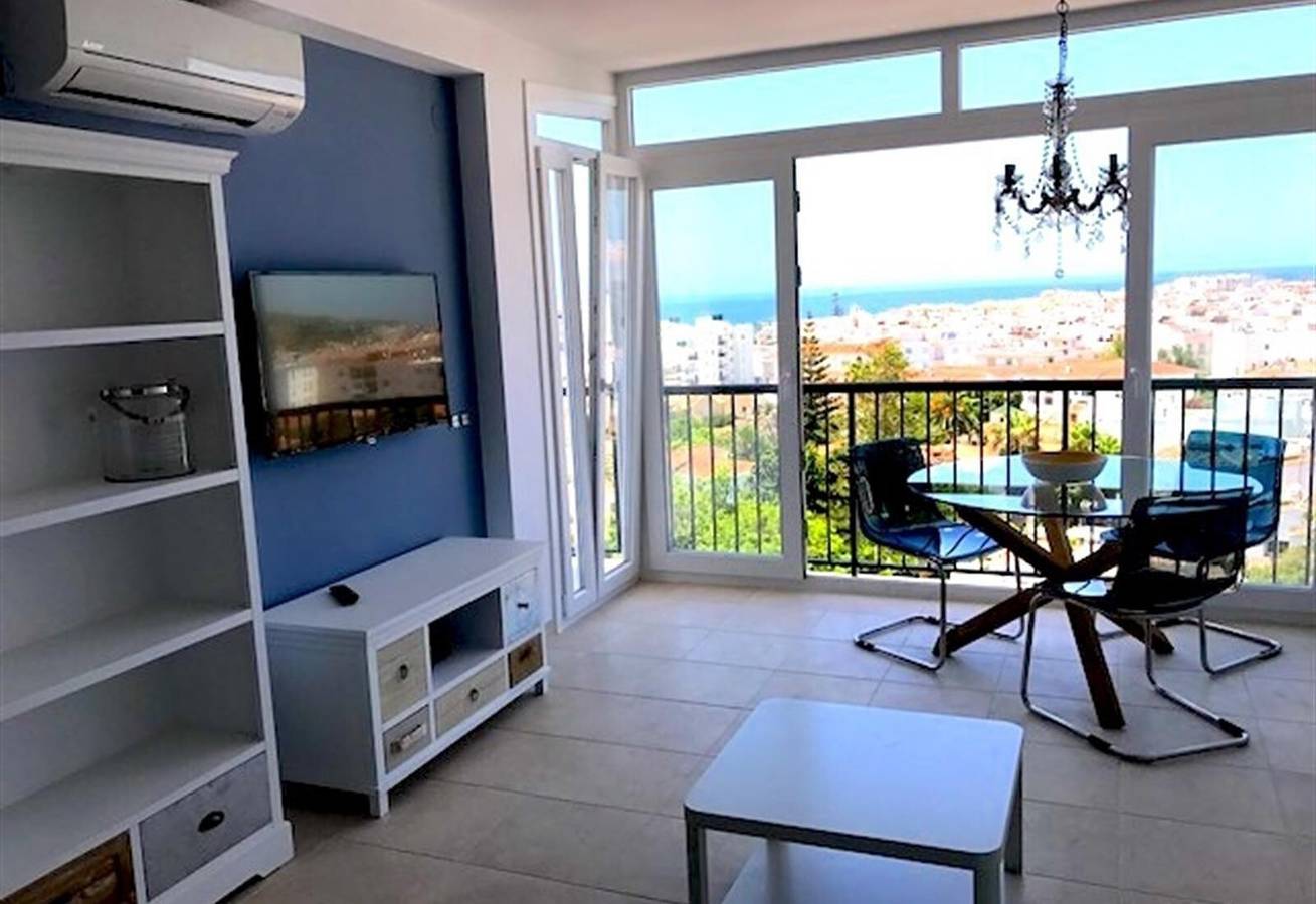 Ganze Wohnung, Wunderschöne Ferienwohnung 'Capri' mit Blick über Nerja und das Meer, Balkon, Wlan und Klimaanlage in Playa de Burriana, Nerja