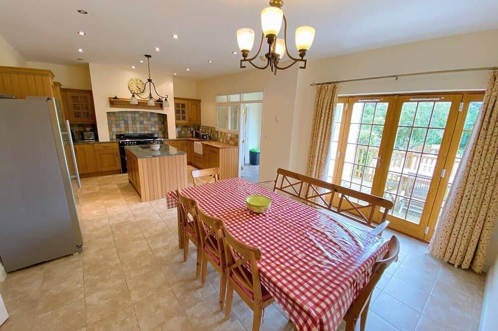 Luxury cottage near the beach in the Pembrokeshire Coast National Park in Trefin, Pembrokeshire